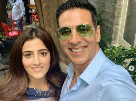 ನಟಿಯ ಸಹೋದರಿ ಪಕ್ಕದಲ್ಲಿ ಕುಳಿತ ಅಕ್ಷಯ್: ನಾಚಿಕೆಯಾಗ್ಬೇಕು ಎಂದ ನೆಟ್ಟಿಗರು