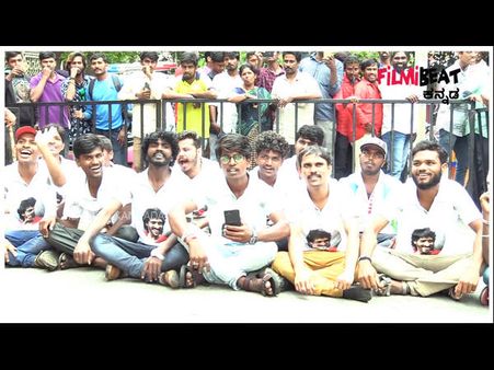 ಉಪೇಂದ್ರ ಹುಟ್ಟುಹಬ್ಬದಲ್ಲಿ ಮನೆ ಮುಂದೆ ಅಭಿಮಾನಿಗಳ ಪ್ರತಿಭಟನೆ