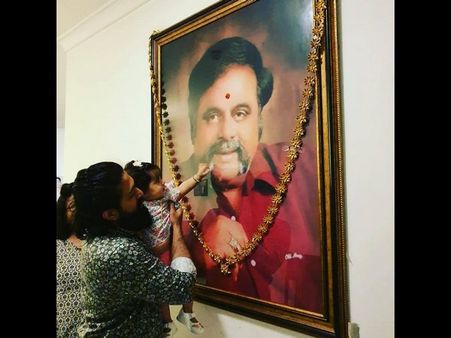 ಅಂಬಿ ಮೀಸೆ ಮೇಲೆ ಕೈಯಿಟ್ಟ ಯಶ್ ಮಗಳು: ಫೋಟೋ ವೈರಲ್