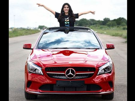 ದುಬಾರಿ ಕಾರು ಖರೀದಿಸಿದ 'ಪಟಾಕ' ನಭಾ ನಟೇಶ್