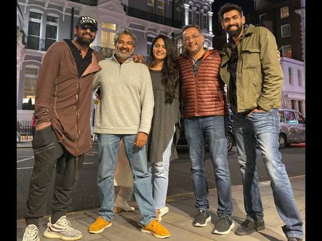 ನಿರ್ದೇಶಕ ರಾಜಮೌಳಿ ಹಿಂದೆ ಅವಿತುಕೊಂಡಿರುವ ಮಹಿಳೆ ಯಾರು?