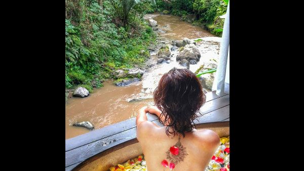 ನಗ್ನ ಬೆನ್ನು ತೋರಿಸಿದ ನಟಿ: ಅಚ್ಚರಿಗೊಂಡ ಅಭಿಮಾನಿಗಳು