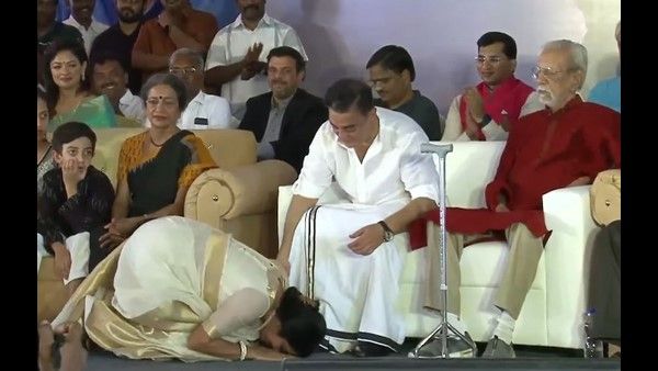 ವೇದಿಕೆ ಮೇಲೆ ಕಮಲ್ ಹಾಸನ್ ಕಾಲಿಗೆ ಬಿದ್ದು ನಮಸ್ಕರಿಸಿದ ನಟಿ ಸುಹಾಸಿನಿ