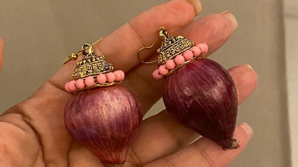 ಪತ್ನಿಗೆ ಈರುಳ್ಳಿ ಕಿವಿಯೋಲೆ ಗಿಫ್ಟ್ ಮಾಡಿದ ಬಾಲಿವುಡ್ ಸ್ಟಾರ್ ನಟ