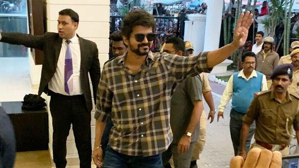 ಶಿವಮೊಗ್ಗ ಜೈಲಿನಿಂದ ಹೊರಬಂದು ಅಭಿಮಾನಿಗಳಿಗೆ ದರ್ಶನ ನೀಡಿದ ನಟ ವಿಜಯ್