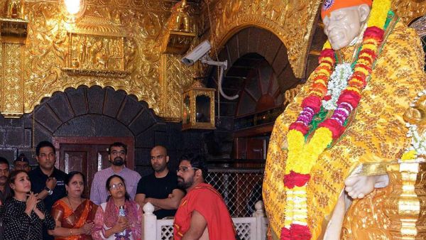 ಶಿರಡಿ ಸಾಯಿ ಬಾಬಾ ಮುಂದೆ ಭಕ್ತ ಪರವಶರಾದ ರಾಣಿ ಮುಖರ್ಜಿ
