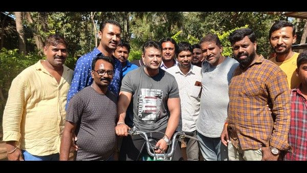 ಕೋಟಿ ಬೆಲೆಯ ಕಾರು ಬಿಟ್ಟು ಲೂನದಲ್ಲಿ ದರ್ಶನ್ ಸವಾರಿ