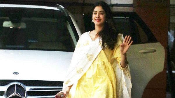 ಹೊಸ ವರ್ಷದ ಪ್ರಯುಕ್ತ ಹೊಸ ಐಷಾರಾಮಿ ಕಾರು ಖರೀದಿಸಿದ ಜಾಹ್ನವಿ ಕಪೂರ್