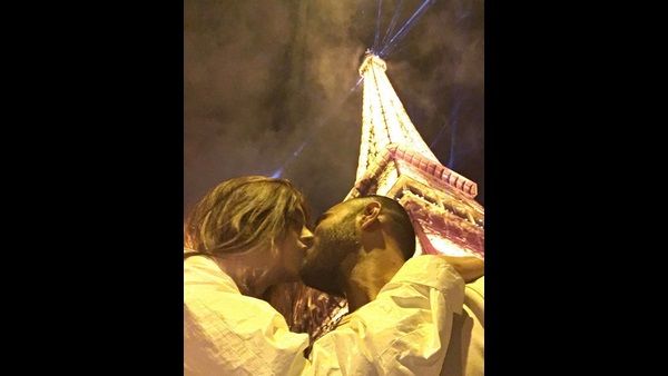 ಮದುವೆಗೂ ಮುನ್ನವೇ ಐಫೆಲ್ ಟವರ್ ಮುಂದೆ ಪ್ರಿಯಕರನ ತುಟಿ ಚುಂಬಿಸಿದ್ದ ಸೋನಂ ಕಪೂರ್.!