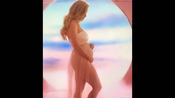 ಗರ್ಭಿಣಿಯಾಗಿರುವುದನ್ನು ಹಾಡಿನ ಮೂಲಕವೇ ತಿಳಿಸಿದ ಗಾಯಕಿ