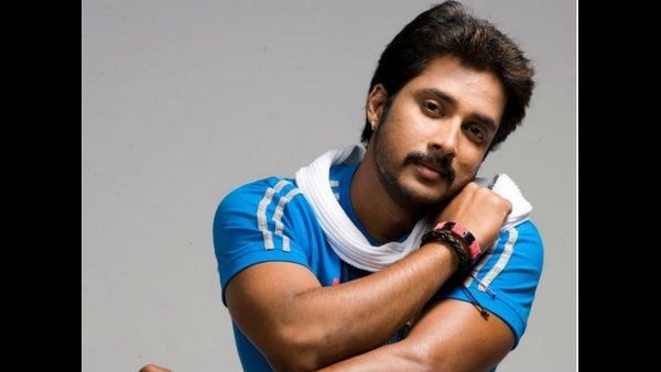 ಕೊರೊನಾ ಹಾವಳಿ ದೂರವಾಗಲಿ ಎಂದು ಮಂತ್ರಾಲಯದಲ್ಲಿ 'ನೆನಪಿರಲಿ' ಪ್ರೇಮ್ ಉರುಳುಸೇವೆ