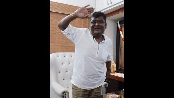 ನಕ್ಕು ನಗಿಸಿದ ಹಾಸ್ಯ ಪ್ರತಿಭೆಗೆ ಕಣ್ಣೀರ ವಿದಾಯ: ಮಣ್ಣಲ್ಲಿ ಮಣ್ಣಾದ ಬುಲೆಟ್ ಪ್ರಕಾಶ್