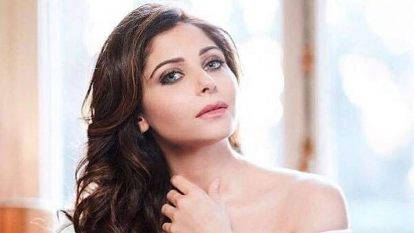 ಕನ್ನಿಕಾ ಕಪೂರ್ ಗೆ ನೊಟೀಸ್ ನೀಡಿದ ಪೊಲೀಸರು: ಬಂಧಿಸುವ ಎಚ್ಚರಿಕೆ