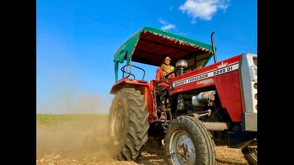 ಕೃಷಿ ಮಾಡುತ್ತಿರುವ ನಟಿ ಕೀರ್ತಿ: ಟ್ರ್ಯಾಕ್ಟರ್ ಹತ್ತಿ ಹೊಲ ಉಳುಮೆಯ ವಿಡಿಯೋ ವೈರಲ್