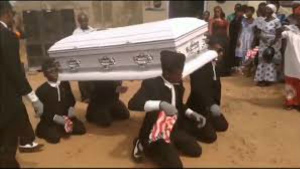 ವೈರಲ್ ಆಗುತ್ತಿರುವ ಈ 'ಶವಪೆಟ್ಟಿಗೆ ನೃತ್ಯ'ದ ಮೀಮ್ಸ್ ಹಿಂದಿನ ಆಸಕ್ತಿಕರ ಕಥೆ ಗೊತ್ತೇ?