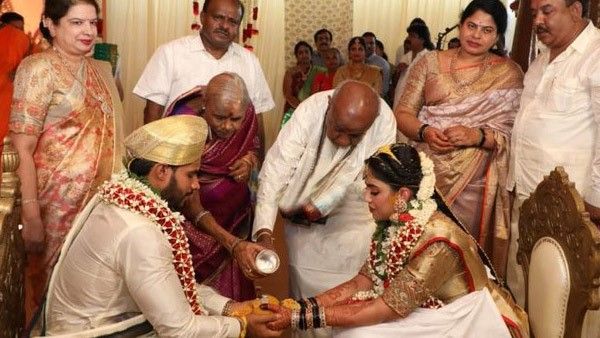 ನಿಖಿಲ್ ಮದುವೆಯಲ್ಲಿ ಸಾಮಾಜಿಕ ಅಂತರ, ಲಾಕ್‌ಡೌನ್ ನಿಯಮ ಉಲ್ಲಂಘನೆ?