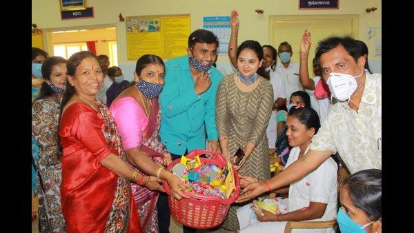 ವಿಶಿಷ್ಟವಾಗಿ ವಿವಾಹ ವಾರ್ಷಿಕೋತ್ಸವ ಆಚರಿಸಿಕೊಂಡ ಅಮೂಲ್ಯ ದಂಪತಿ, ಇತರರಿಗೆ ಮಾದರಿ