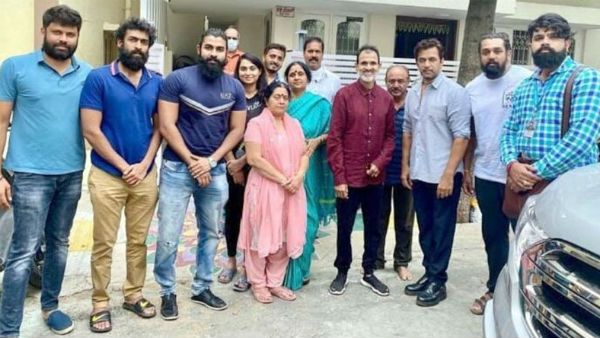 ಸರ್ಜಾ ಕುಟುಂಬದವರನ್ನು ಭೇಟಿಯಾಗಿ ಸಾಂತ್ವನ ಹೇಳಿದ ರಾಘವೇಂದ್ರ ರಾಜ್ ಕುಮಾರ್ ಫ್ಯಾಮಿಲಿ