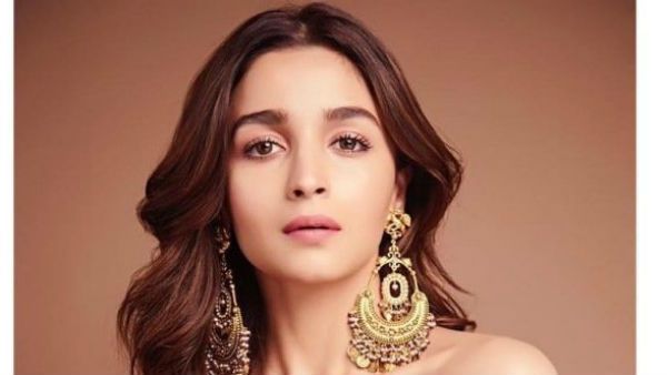 ವಿಡಿಯೋ: ಆಲಿಯಾ ಭಟ್ ಸ್ವಿಮ್ಮಿಂಗ್ ಪೂಲ್‌ನಲ್ಲಿ ಹಾವು!