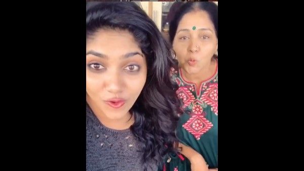 ಕೊರೊನಾ ಕಾಲಕ್ಕೆ ಗಾನಸುಧೆ ಹರಿಸಿದ ಬೆಳವಾಡಿ ಅಮ್ಮ-ಮಗಳು