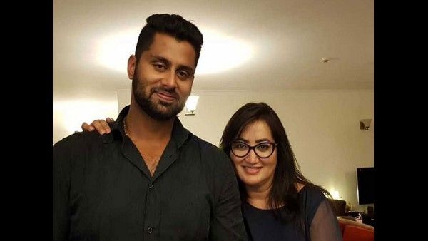 ಒಟ್ಟಿಗಿದ್ದರೂ ದೂರ-ದೂರ: ಮಗ ಅಭಿಷೇಕ್ ಹಂಚಿಕೊಂಡ ಸುಮಲತಾ ಚಿತ್ರ