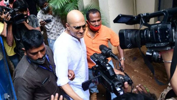 ಐಪ್ಯಾಡ್ -ಹಾರ್ಡ್‌ಡಿಸ್ಕ್ ತಗೊಂಡು ಸಿಸಿಬಿ ಕಚೇರಿಗೆ ಬಂದ ಇಂದ್ರಜಿತ್ ಲಂಕೇಶ್