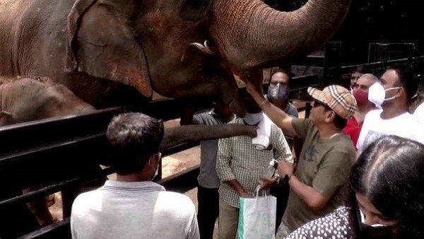 'ಪಾರ್ವತಿ' ನೋಡಲು ಮೃಗಾಲಯಕ್ಕೆ ಕುಟುಂಬ ಸಮೇತ ಶಿವಣ್ಣ ಭೇಟಿ