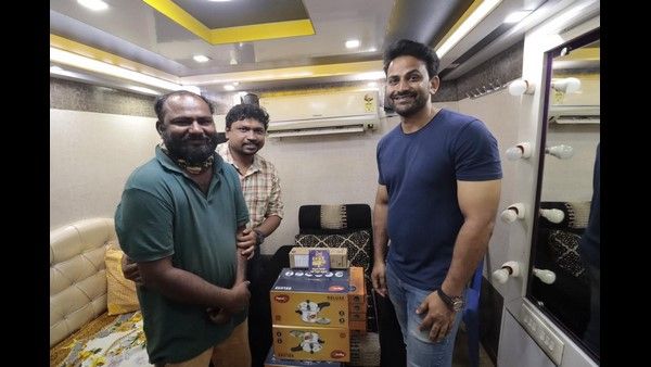 ತನ್ನ ಆಸೆಗೆ ಜೊತೆಯಾಗಿ ನಿಂತ ನೂರು ಕಾರ್ಮಿಕರಿಗೆ ಉಡುಗೊರೆ ನೀಡಿದ ಧನಂಜಯ್