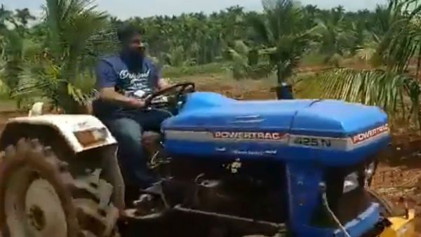 ರೈತನಾಗಿ ಟ್ರ್ಯಾಕ್ಟರ್ ಚಾಲನೆ ಮಾಡಿದ ನಿರ್ದೇಶಕ ಪವನ್ ಒಡೆಯರ್