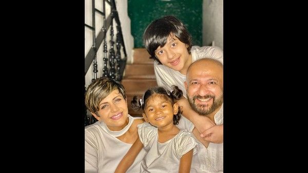 ಹೆಣ್ಣು ಮಗುವನ್ನು ದತ್ತು ಪಡೆದ ಸಂತಸದಲ್ಲಿ ನಟಿ ಮಂದಿರಾ ಬೇಡಿ