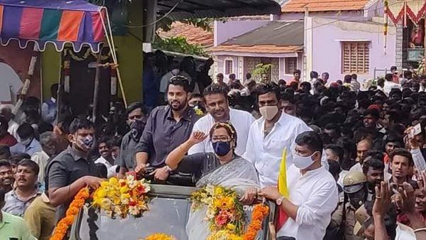 ಅಂಬರೀಶ್ ಕಂಚಿನ ಪುತ್ಥಳಿ ಅನಾವರಣ ಮಾಡಿದ ಡಿ-ಬಾಸ್