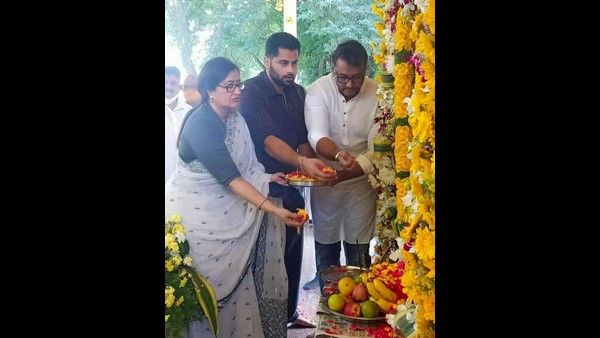 ಅಂಬರೀಶ್ ಪುಣ್ಯಸ್ಮರಣೆ; ಸಮಾಧಿಗೆ ಪೂಜೆ ಸಲ್ಲಿಸಿದ ಸುಮಲತಾ, ಅಭಿಷೇಕ್, ದರ್ಶನ್ ಮತ್ತು ಗಣ್ಯರು