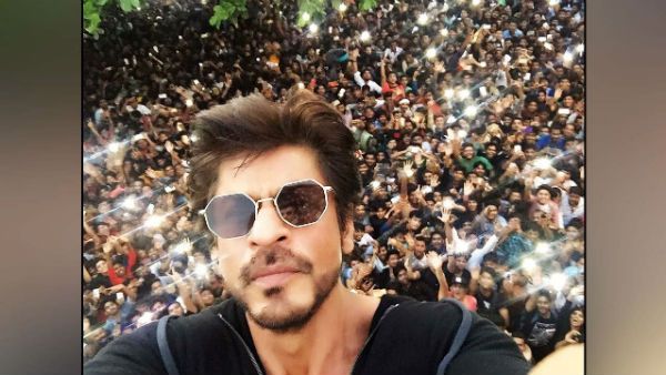 ಹುಟ್ಟುಹಬ್ಬದ ಸಂಭ್ರಮದಲ್ಲಿ ಶಾರುಖ್ ಖಾನ್: 5 ಸಾವಿರ ಅಭಿಮಾನಿಗಳಿಂದ ಜನ್ಮದಿನ ಆಚರಣೆ