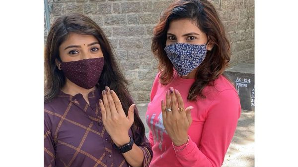 ಮತದಾನದ ಹಕ್ಕು ಚಲಾಯಿಸಿದ ನಟಿ ಕಾರುಣ್ಯ ರಾಮ್ ಮತ್ತು ಸಹೋದರಿ