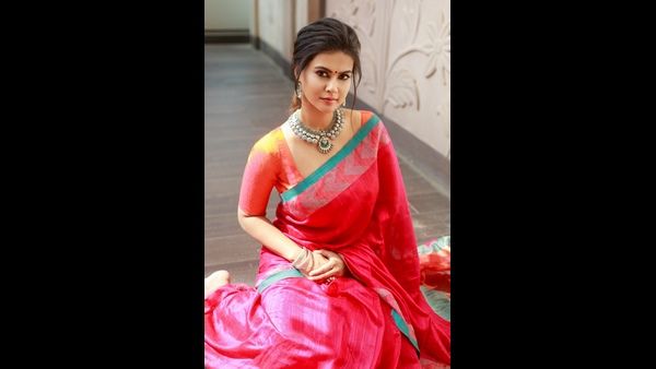 ಸೀರೆಯಲ್ಲಿ ಶರ್ಮಿಳಾ ಮಾಂಡ್ರೆ: ಸಂಪ್ರದಾಯಸ್ಥ ಲುಕ್ ನೋಡಿ ಅಭಿಮಾನಿಗಳು ಫಿದಾ