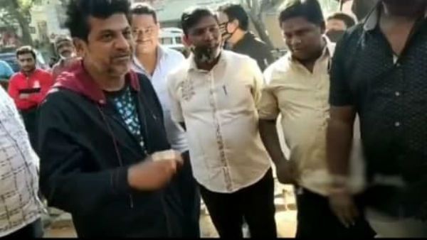 ರಸ್ತೆ ಬದಿ ಟೀ ಕುಡಿದ ಶಿವಣ್ಣ: ಫೋಟೋಗಾಗಿ ಮುಗಿಬಿದ್ದ ಅಭಿಮಾನಿಗಳು