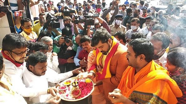 ವಿಷ್ಣು ಪುತ್ಥಳಿ ಧ್ವಂಸ ಮಾಡಿದ ವೃತ್ತದಲ್ಲೇ ಮತ್ತೆ ನಿರ್ಮಾಣ: ಗುದ್ದಲಿ ಪೂಜೆ ನೆರವೇರಿಸಿದ ಅನಿರುದ್ಧ್