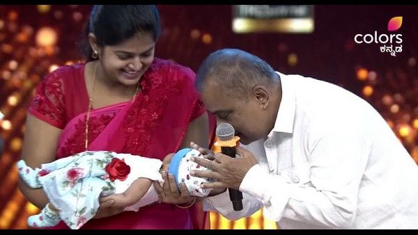 ಬೆಳಗಾವಿ ದಂಪತಿಯ ಮಗುವಿಗೆ ''ಕನ್ನಡ'' ಎಂದು ಹೆಸರಿಟ್ಟ ನಾದಬ್ರಹ್ಮ ಹಂಸಲೇಖ