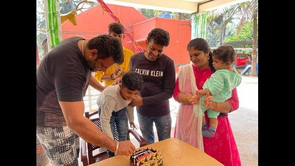 ಡಿ ಬಾಸ್ ಜೊತೆ ಶಿವರಾಜ್ ಕೆ ಆರ್ ಪೇಟೆ ಪುತ್ರನ ಹುಟ್ಟುಹಬ್ಬ ಆಚರಣೆ: ವಿಶೇಷ ಗಿಫ್ಟ್ ನೀಡಿದ ದರ್ಶನ್