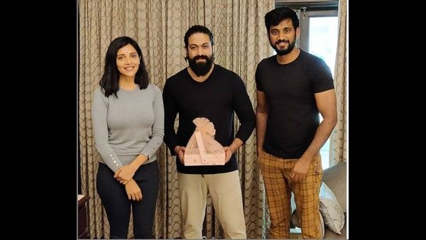 ರಾಕಿಂಗ್ ಸ್ಟಾರ್ ಯಶ್ ಗೆ ಮದುವೆ ಆಮಂತ್ರಣ ನೀಡಿದ ಕೃಷ್ಣ-ಮಿಲನಾ ಜೋಡಿ