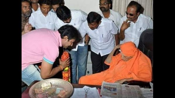 ನಡೆದಾಡುವ ದೇವರ ಪುಣ್ಯ ಸ್ಮರಣೆ: 'ಅವರ ಕೆಲಸದಿಂದ ಸದಾ ಜೀವಂತ' ಎಂದ ದರ್ಶನ್