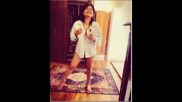 ಪ್ಯಾಂಟ್ ಲೆಸ್ ನಿಧಿ ಸುಬ್ಬಯ್ಯ: ಉದ್ದ ಚಡ್ಡಿ ಹಾಕೋಕೆ ಆಗಲ್ವಾ ಎಂದು ನೆಟ್ಟಿಗರ ತರಾಟೆ