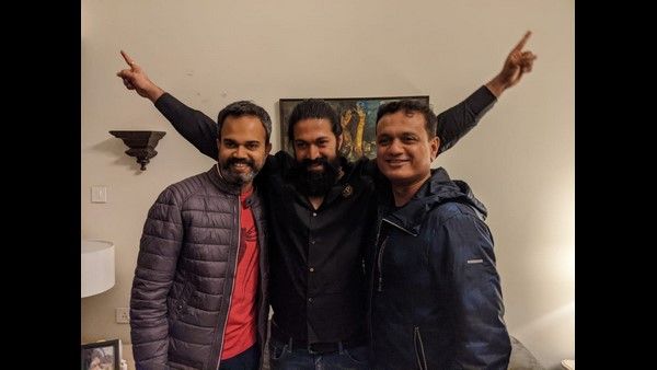 ಫೋಟೋಗಳು; KGF ತಂಡದ ಜೊತೆ ಯಶ್ ಹುಟ್ಟುಹಬ್ಬದ ಆಚರಣೆ