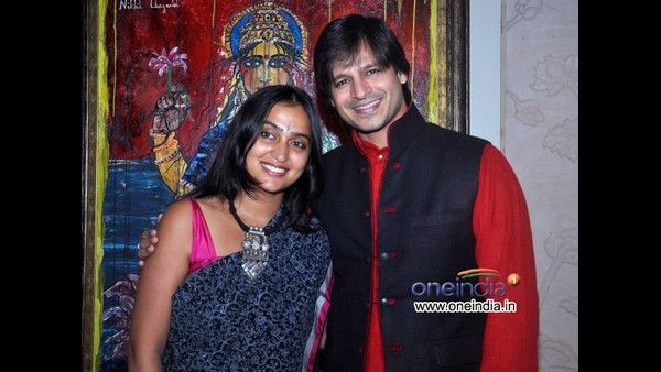 ಪೊಲೀಸರ ಕಣ್ಣು ಕೆಂಪಗೆ ಮಾಡಿದ ನಟ ವಿವೇಕ್ ಒಬೆರಾಯ್ ದಂಪತಿ ಬೈಕ್ ರೈಡ್