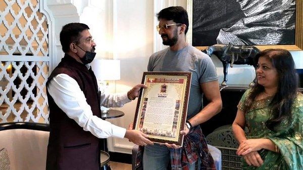 ಕಿಚ್ಚ ಸುದೀಪ್‌ಗೆ 'ಕನ್ನಡ ಕಲಾತಿಲಕ' ಬಿರುದು ನೀಡಿ ಗೌರವಿಸಿದ ದುಬೈ ಕನ್ನಡಿಗರು