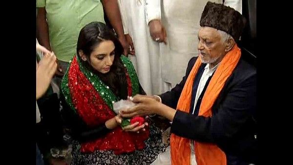 ಅಕ್ಕಿಪೇಟೆ ದರ್ಗಾ ಗೆ ನಟಿ ರಾಗಿಣಿ ದ್ವಿವೇದಿ ಭೇಟಿ