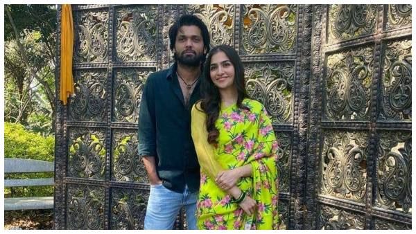 ರುಕ್ಮಿಣಿ ಜೊತೆ 'ಸಪ್ತ ಸಾಗರದಾಚೆ' ಹೊರಟ ರಕ್ಷಿತ್ ಕ್ಯಾಮರಾಗೆ ಪೋಸ್ ನೀಡಿದ್ದು ಹೀಗೆ