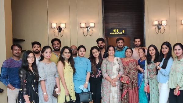 'ರಾಬರ್ಟ್ ದೊಡ್ಡ ಹಿಟ್': ಸ್ನೇಹಿತರ ಜೊತೆ ಸಿನಿಮಾ ವೀಕ್ಷಿಸಿದ ಅಮೂಲ್ಯ ದಂಪತಿ