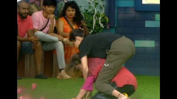 ಬಿಗ್‌ಬಾಸ್: ಕೈ-ಕೈ ಮಿಲಾಯಿಸಿದ ಮಹಿಳಾ ಸ್ಪರ್ಧಿಗಳು