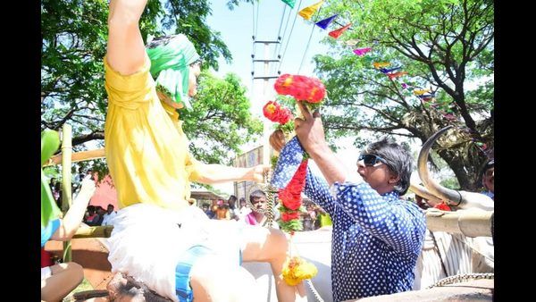 ಅಣ್ಣಾವ್ರ ಪುತ್ಥಳಿಯುಳ್ಳ 'ಬಂಗಾರದ ಮನುಷ್ಯ' ಉದ್ಯಾನ ಉದ್ಘಾಟಿಸಿದ ದುನಿಯಾ ವಿಜಯ್